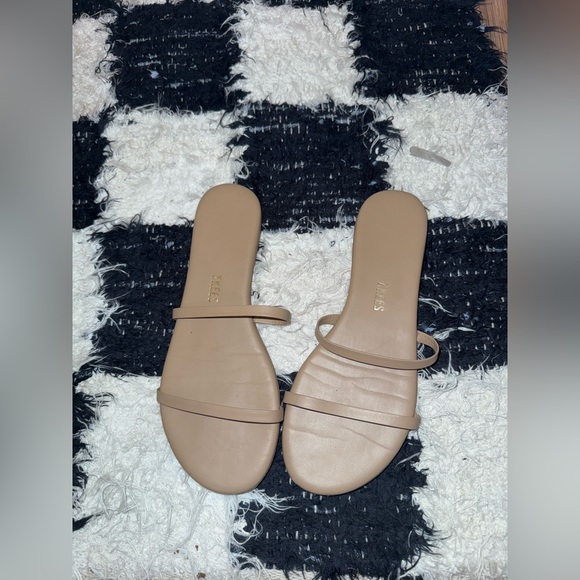 NEVER WORN TKEES SANDALS IN BEACH BUM - Picture 2 of 3